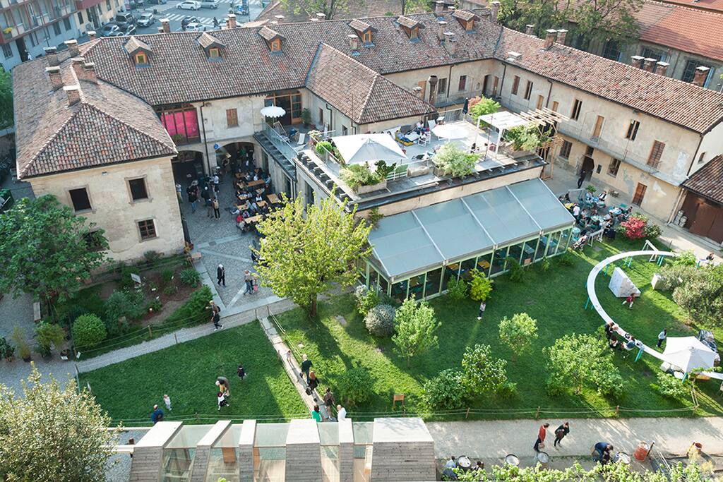Un posto a Milano Cucina, Bar e Foresteria si trova in Cascina Cuccagna, una cascina risalente al 1695 e trasformata in luogo di incontro e aggregazione nel 2012 2012, a seguito di un intervento di restauro conservativo.