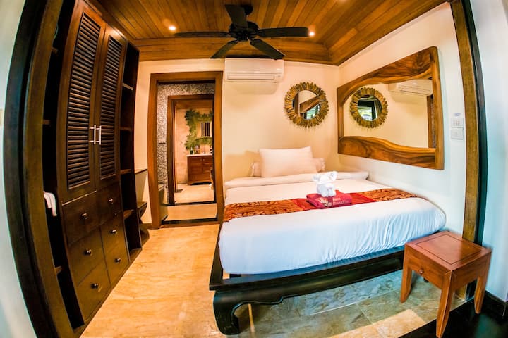 Dormitorio más pequeño con baño detrás del dormitorio principal, en el piso superior