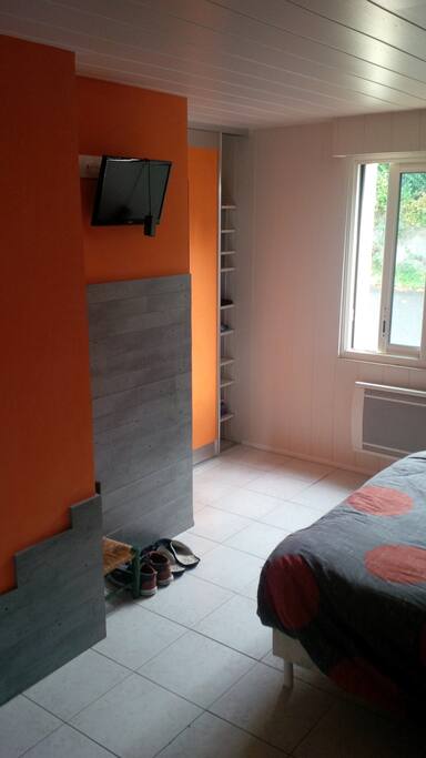 télé dans la chambre