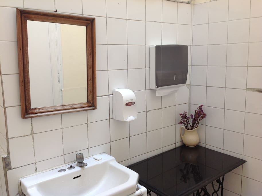 Baño compartido entre damas