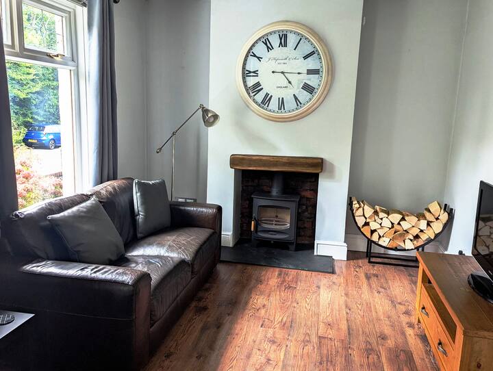 Spacious 3 bedroom detached home with Logburner Houses for Rent in