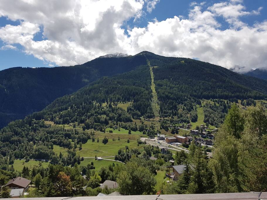 South-west view from the main balcony / vue sud-ouest du balcon principal