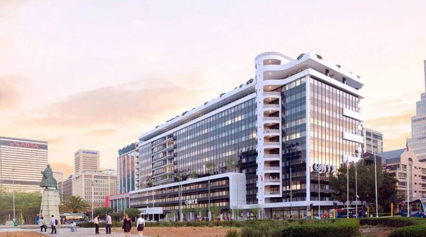 Onyx penthouse Sea, Mountain Views opposite CTICC gallery image 4