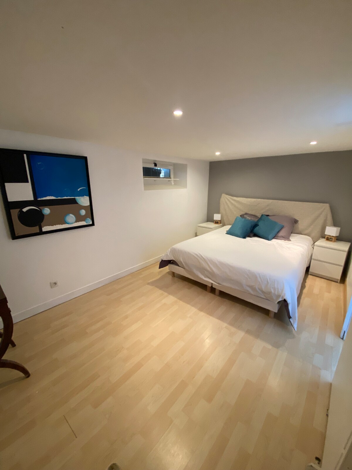 Bedroom 1: bed 180 x 200