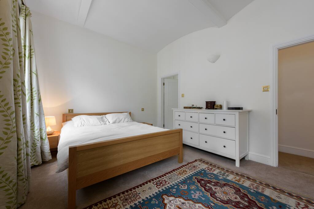 Immaculate, bright and large bedroom with kingsize bed, ensuite bathroom. Chest of drawers and wardrop