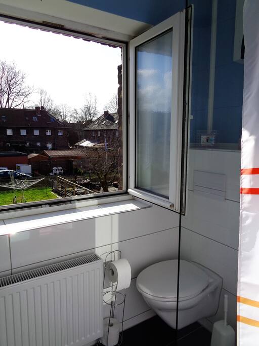 Badezimmer mit Fenster im 1. OG