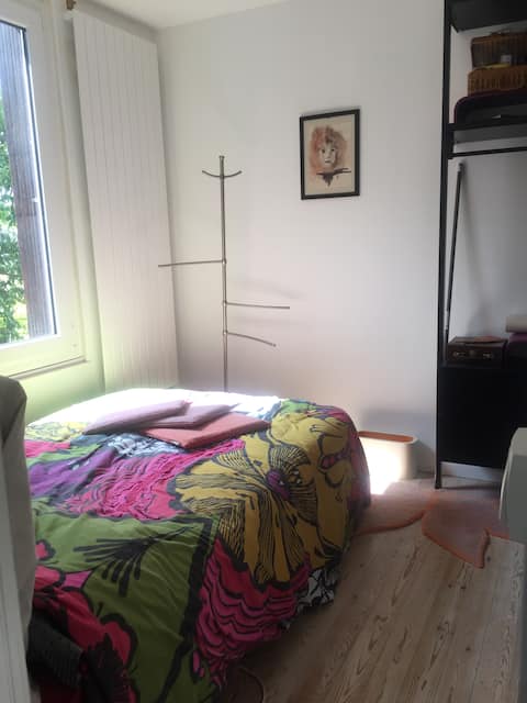 Bedroom and shower (15 minutes to Rouen by bus) parking