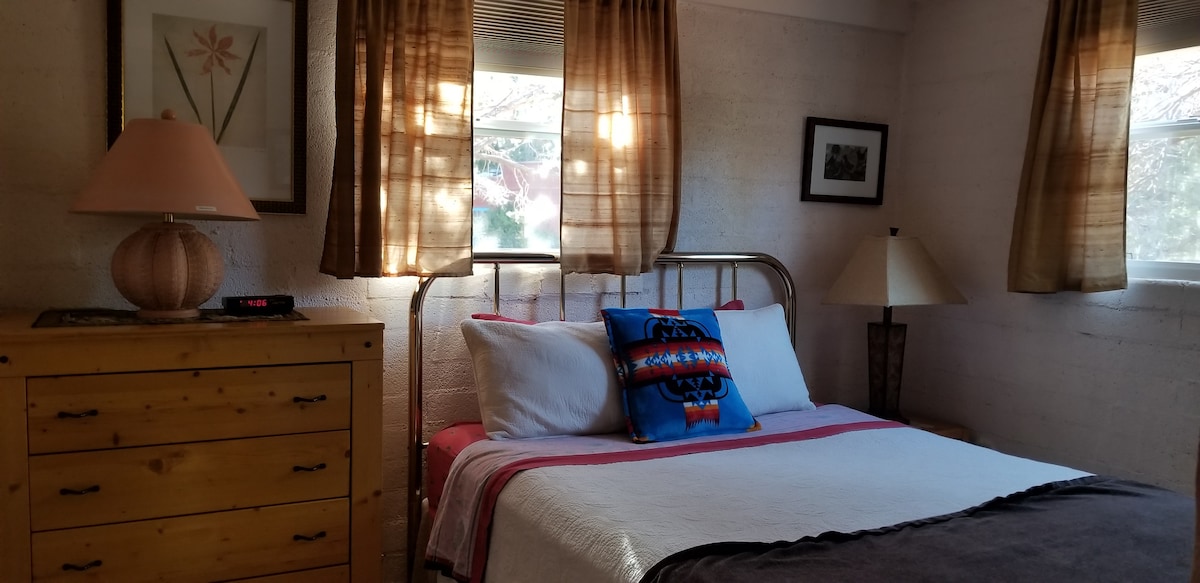 Dhomë gjumi kryesore, krevat dopio "queen", ventilator tavani, dyshek i RI me jastëk të fortë (2-2019).