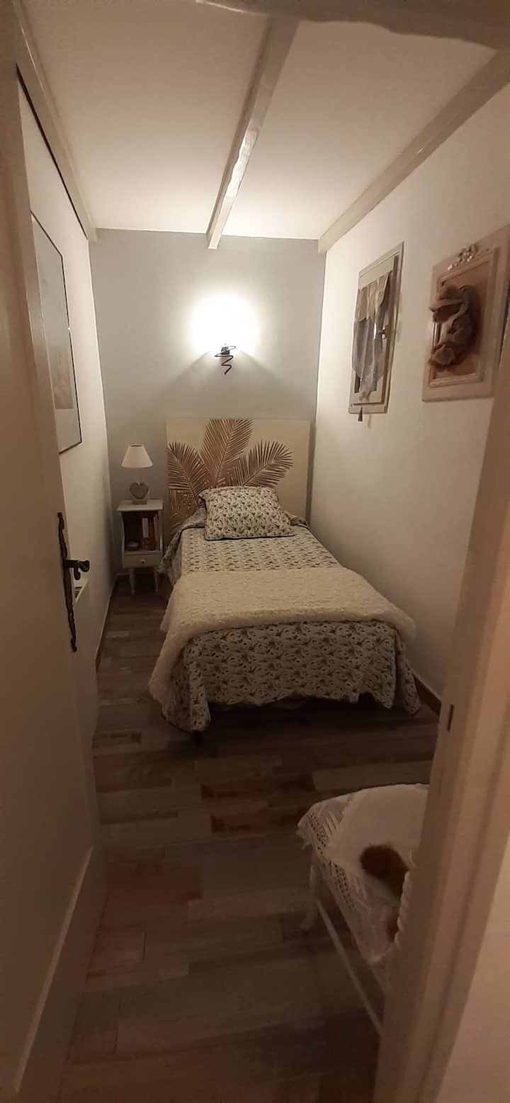 Zustellbett im Schreibtischzimmer