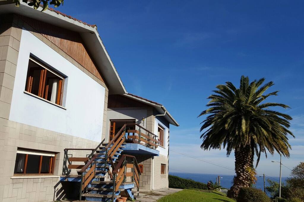 la ubicación y capacidad de la casa. 5 habitaciones, 3 baños, 2 salones, cocina completa con lavavajillas, jardín con barbacoa