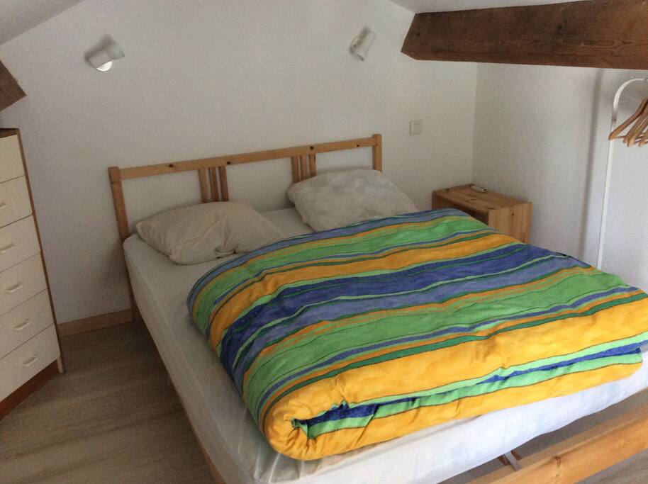 la chambre sous comble avec échelle de meunier