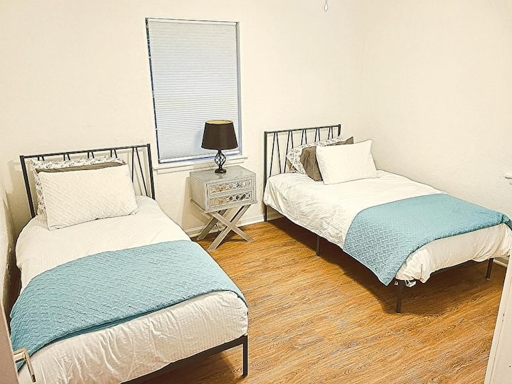 楼上卧室配有两张单人床和衣柜。