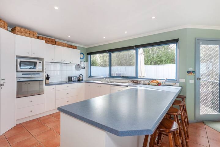 Beaches – Free WiFi with blue water views gallery image 5