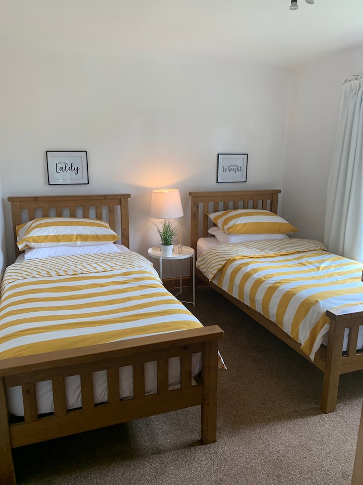 غرفة نوم تضم سريرين صغيرين