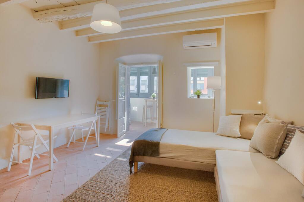 Habitación completamente equipada, tipo salón con mesa de comedor y TV plantalla plana
