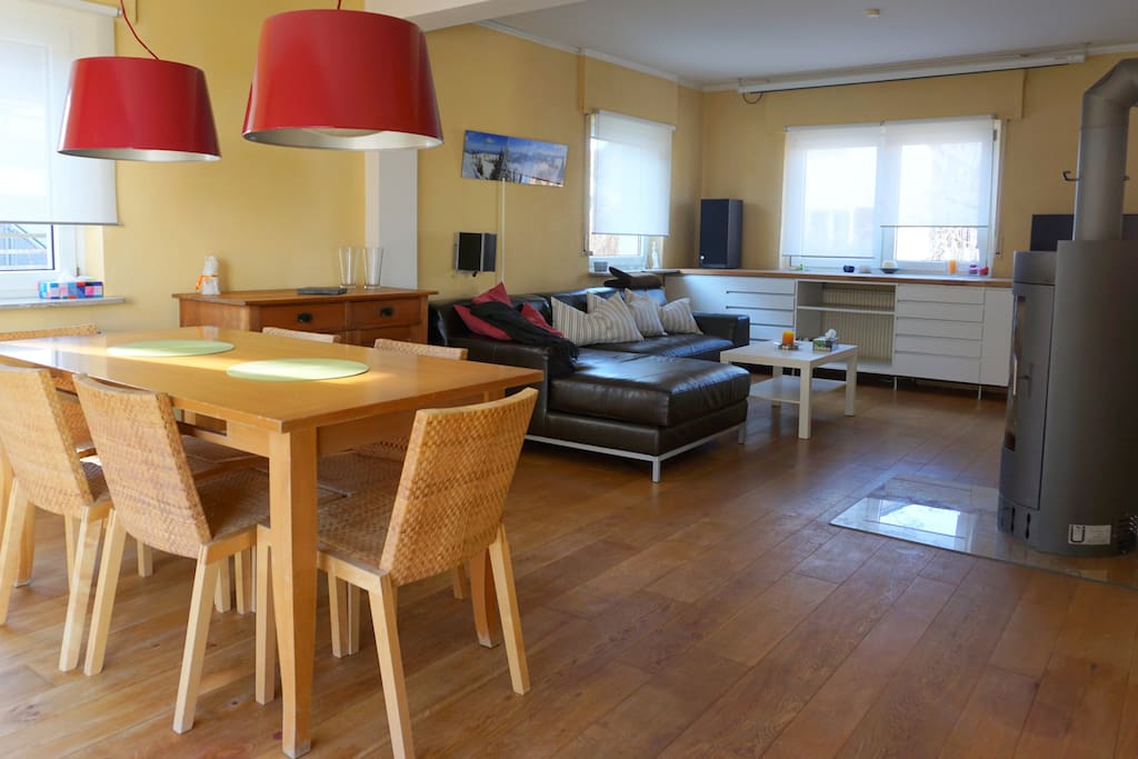Wohnzimmer im Erdgeschoss mit 6 Essplätzen (1 Kinderstuhl ist ebenfalls vorhanden, Sofa und Schwedenofen.
