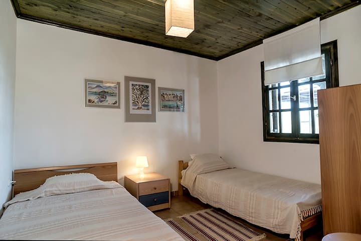 Sovrum Halvdubbel och enkelsäng.