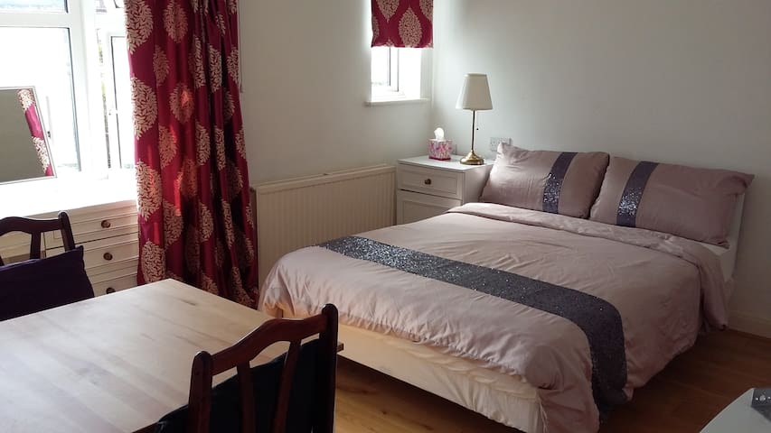 Spacious Double Bedroom in a Beautiful House