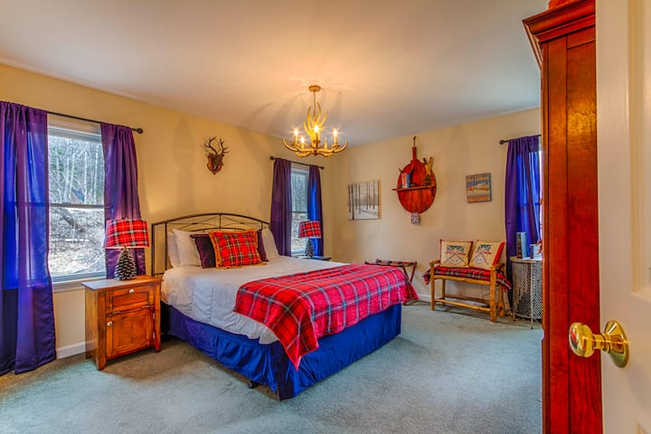 Спалня 1, майстор. Легло тип Куин, голям килер, телевизор с директна телевизия и баня и тоалетна.