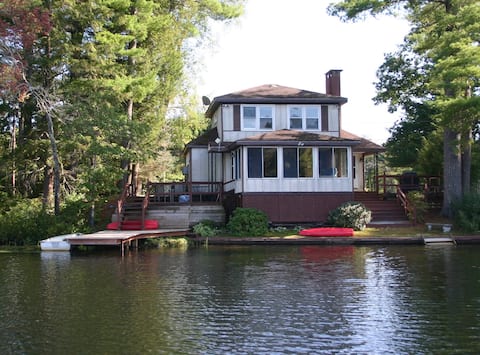 Corkscrew: Lakeside Cozy Cottage in Warwick, MA