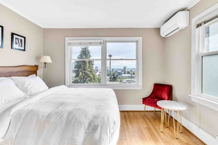 Výrazne rozsiahly, ale intímny výhľad na panorámu Seattlu z 3. ulice BR.  