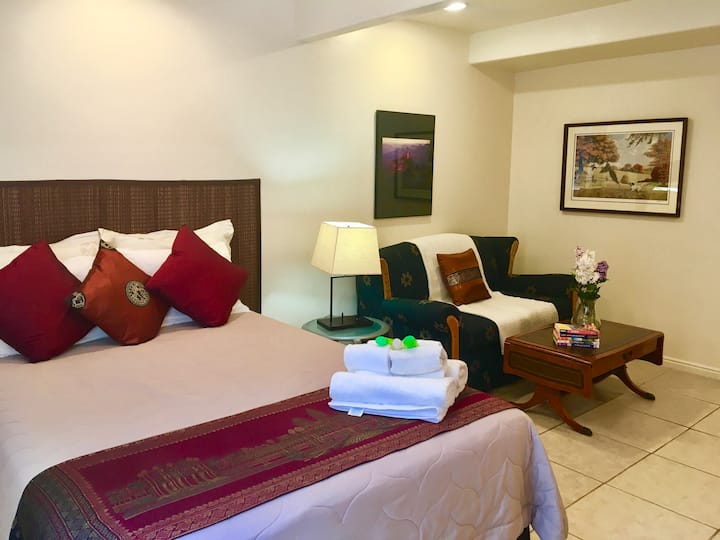 Camera da letto al piano inferiore con letto matrimoniale.