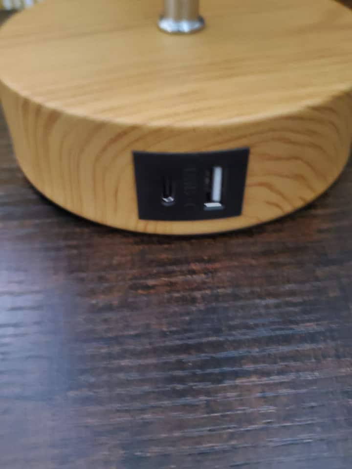 Nabíjacie porty na nočných lampách.