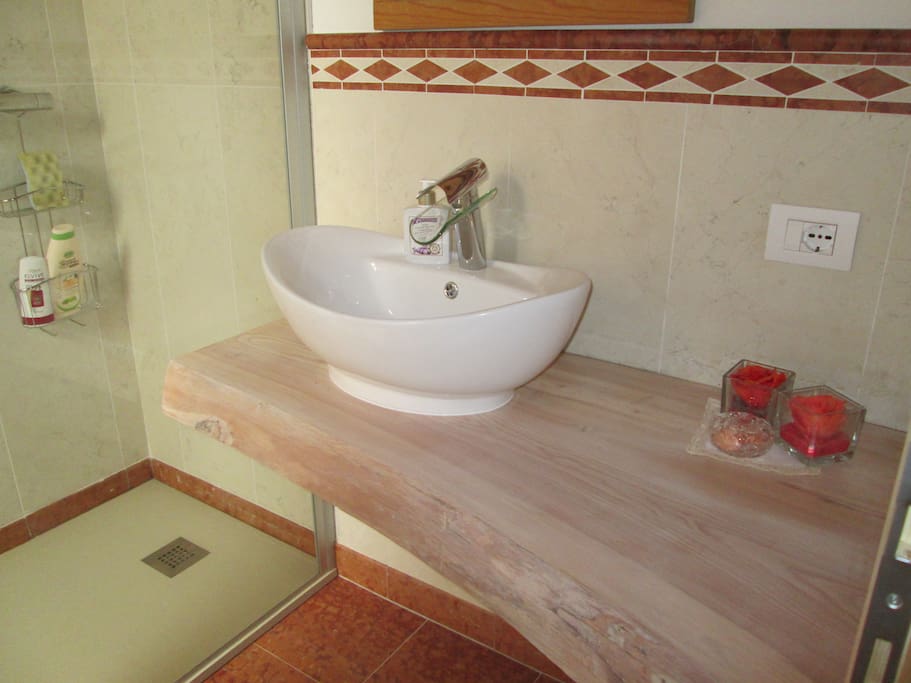 bathroom in common use with other room on the floor