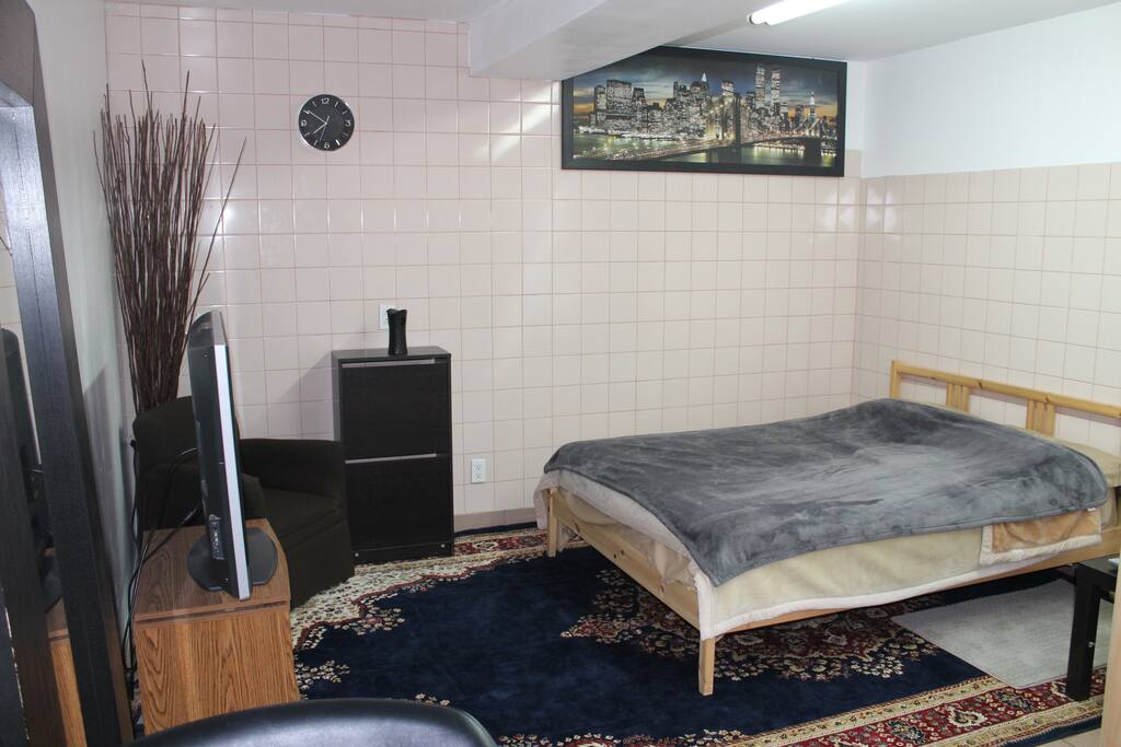 The queen bed is perfect for two people. Really comfy!
--
Le lit queen est parfait pour deux personnes. Très confortable!