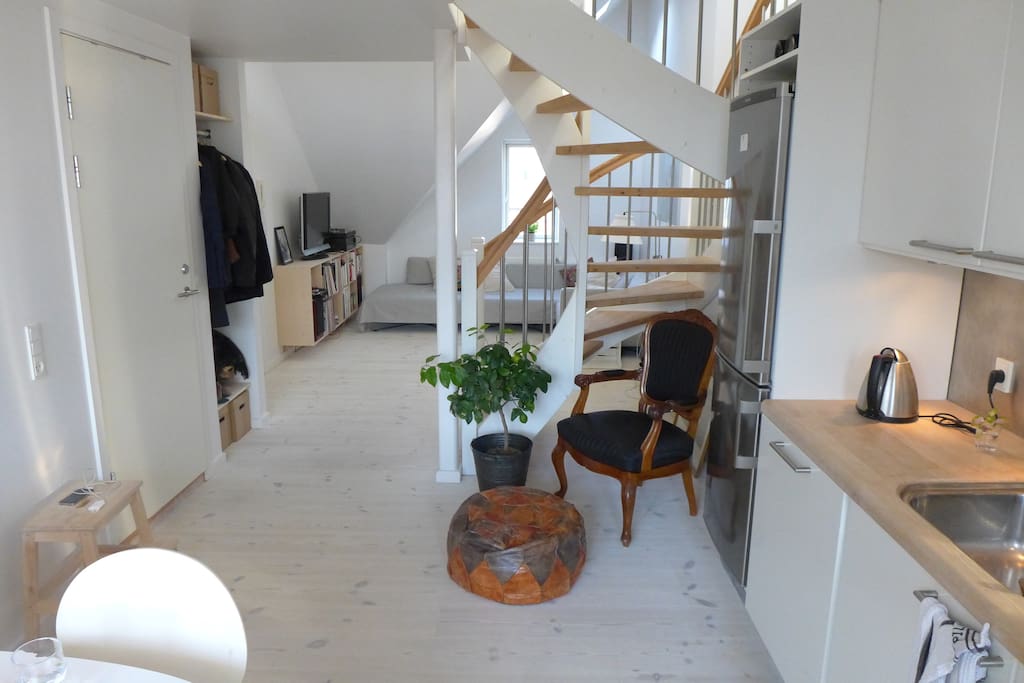 1st floor: entrance, livingroom, kitchen, balcony, toilet, bath.
