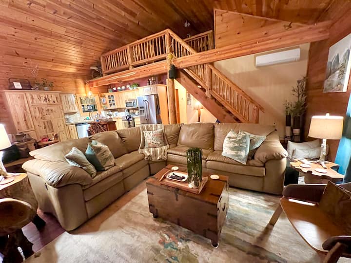 Abgeschiedene Blockhütte im Sequoia National Forest Blockhütten zur