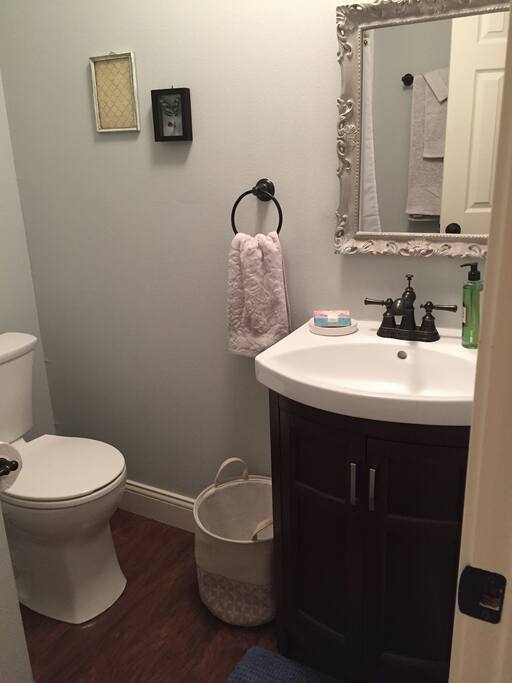 Brand-new amenities in this full-bathroom.