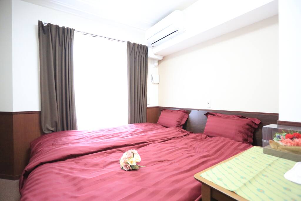 Clean bed cover and sheet with wine red color.
ワインレッドのシーツとベッドカバーで仕上げました♪
もちろん、綺麗にお洗濯済みです☆