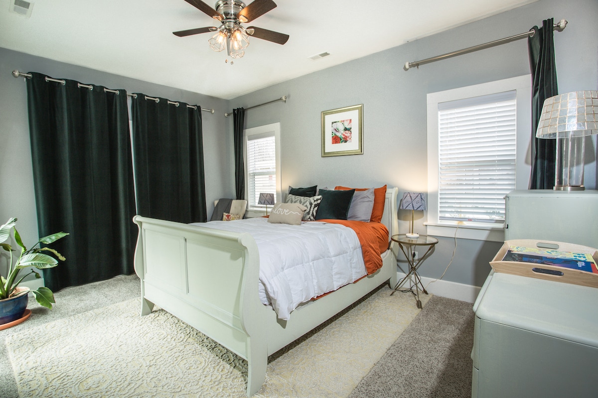 Hlavná spálňa s manželskou posteľou Queen, dostatočným svetlom a zatemnenými závesmi. K dispozícii je aj veľká televízia s televízorom Roku. Šatníky sú vám k dispozícii.