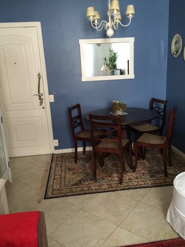 Apartments in Ipanema, close to everything! Beach, shops, restaurants, subway station, everything you need! gallery image 3