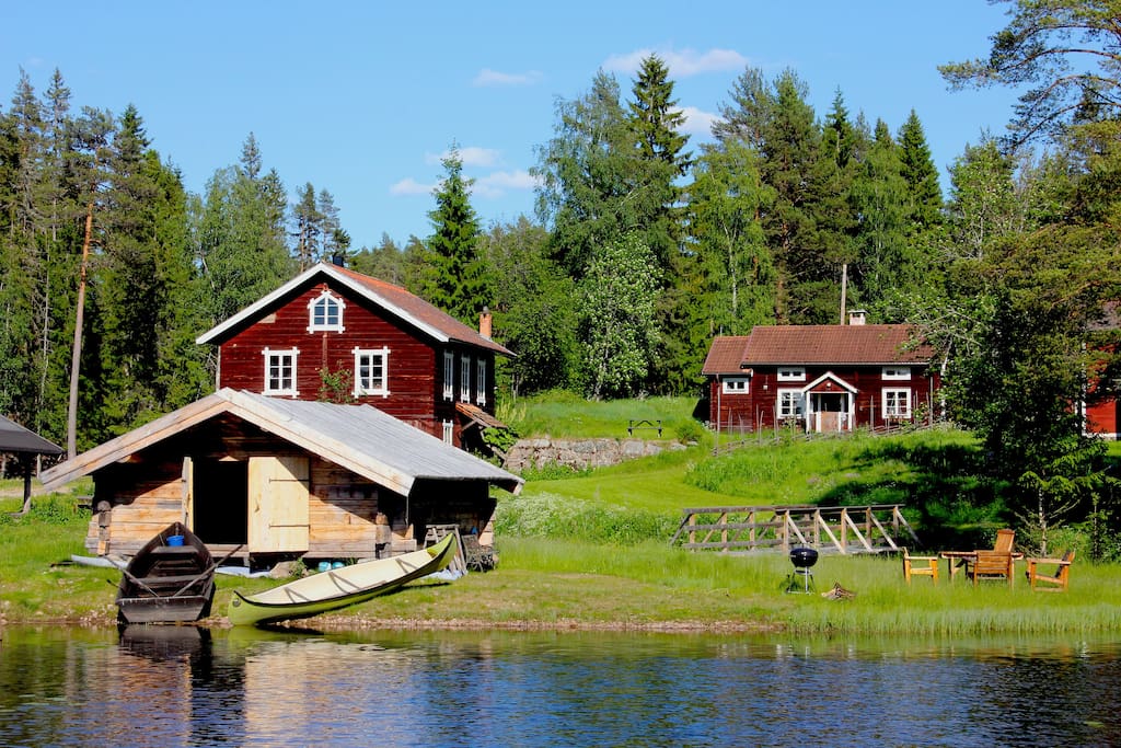 Stuga på gårdstun vid sjö, båt & bastu/badtunna - Cabins for Rent in ...