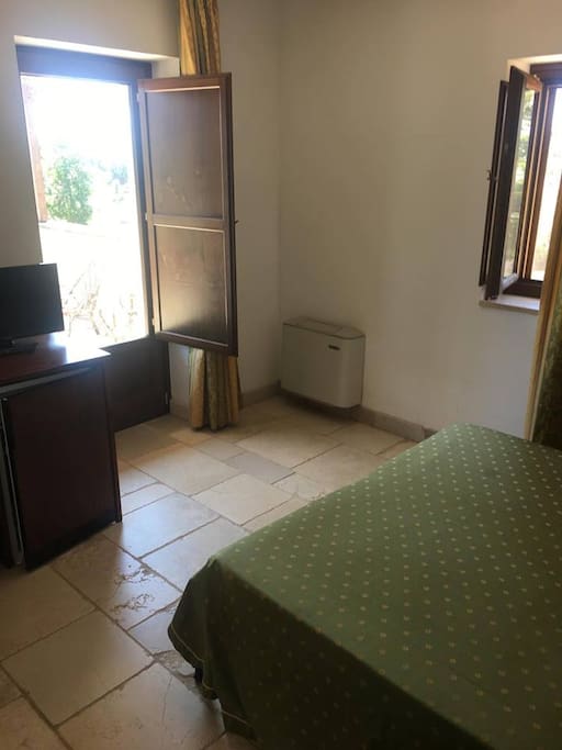 Stanza matrimoniale con terrazzino privato