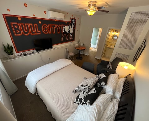 The Mural Suite, An Artsy One Bedroom in Durham