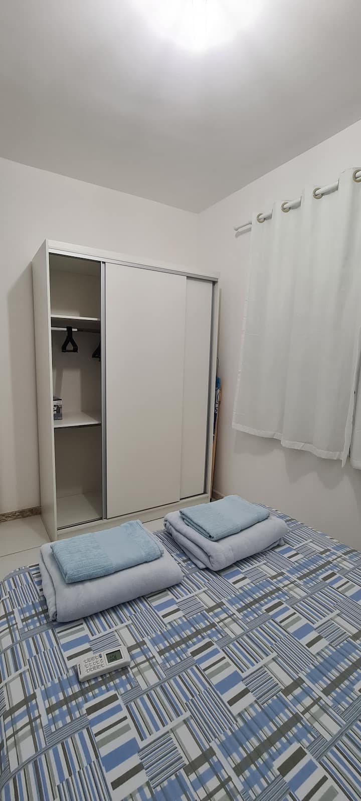 Habitación 2 con cama doble, aire acondicionado y armario 