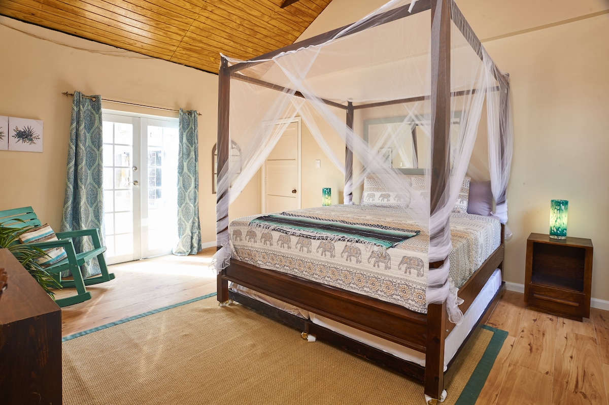 Dhomë gjumi master; 4 krevat me madhësi mbretërore të punuar me dorë. Gjithashtu në dispozicion, dy krevate tekë. 