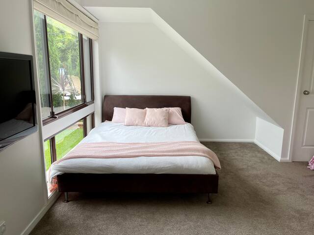 Large house w/pool. Walking distance to the beach! gallery image 5