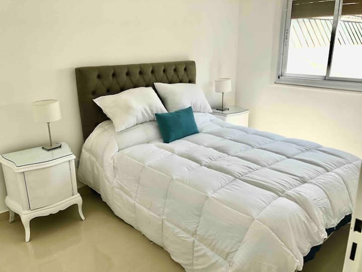 Hoofdslaapkamer. Premium beddengoed en kussens