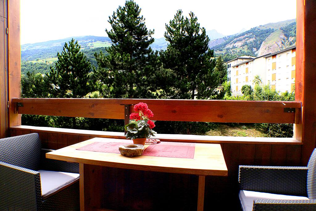 balcon avec vue sur les montagnes