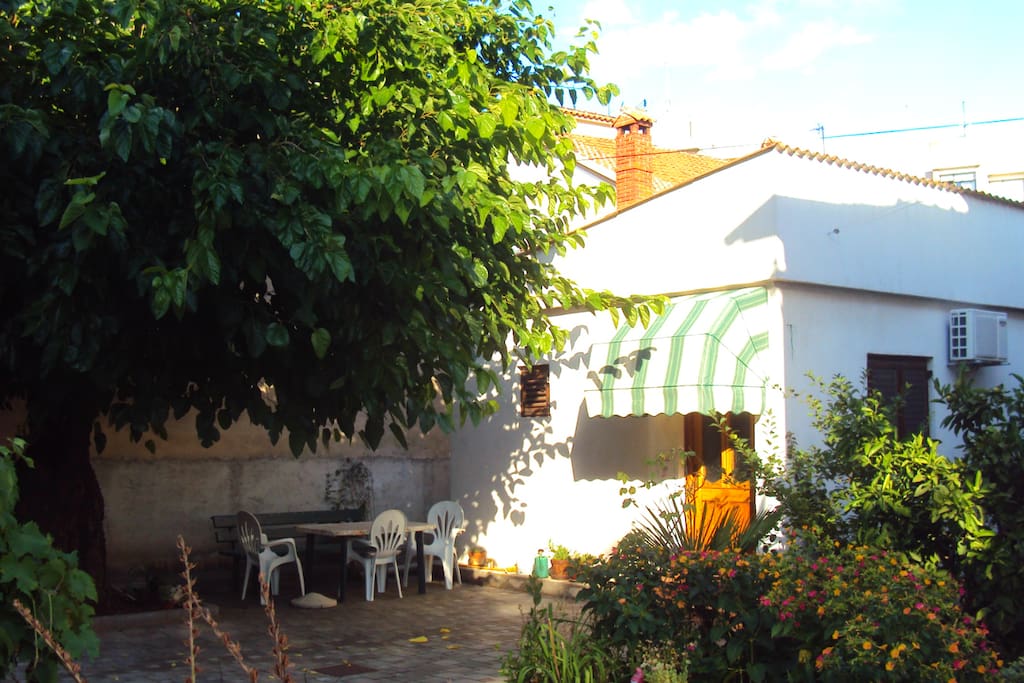 1 bedroom, 1 bathroom, AC, private Parking, Bungalow in garden