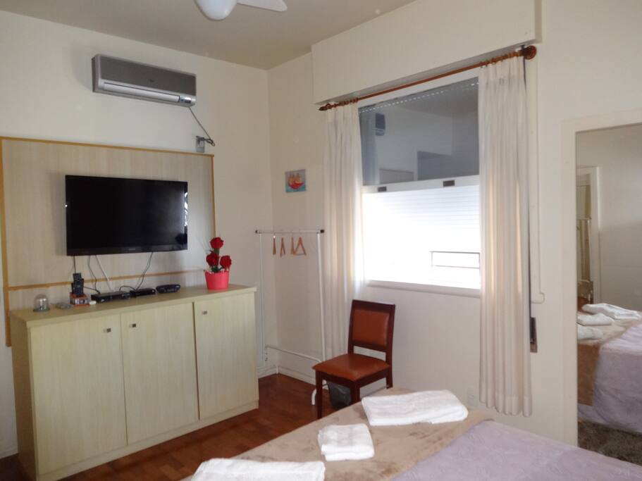 Suite casal com TV e ar refrigerado.