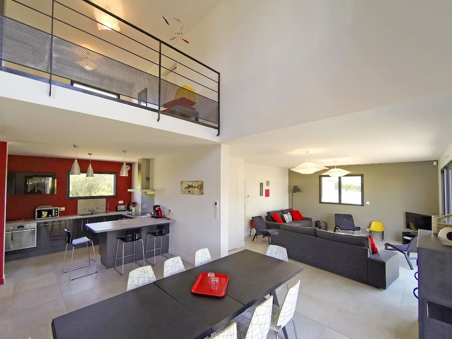 Salle à manger, salon et cuisine mesurent 66 m²