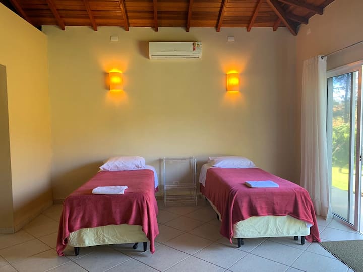 S 1 manželskou posteľou, 2 samostatnými posteľami a 2 prístelkami, pohovkou, príborníkom, LED TV, minibarom, klimatizáciou, kúpeľňou rozdelenou do 3 častí: WC, umývadlo a sprcha, čo umožňuje 3 osobám používať ju súčasne! Plocha 45 m2.