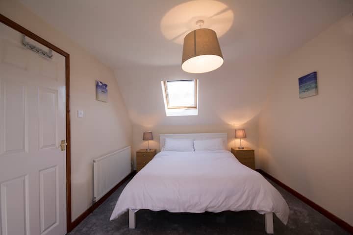 Boven slaapkamer met tweepersoonsbed 