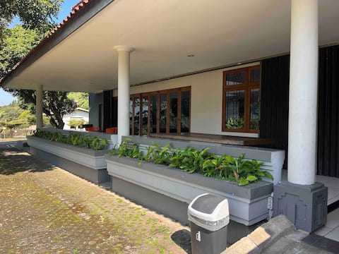 Vila Lengkeng up to 15 ppl, 4Bedrm,WIFI,SMART TV