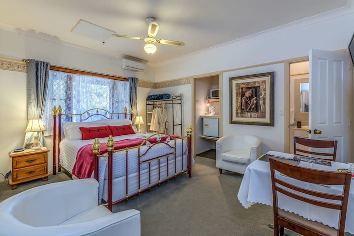 Serene Deluxe Room - Boutique Lodge